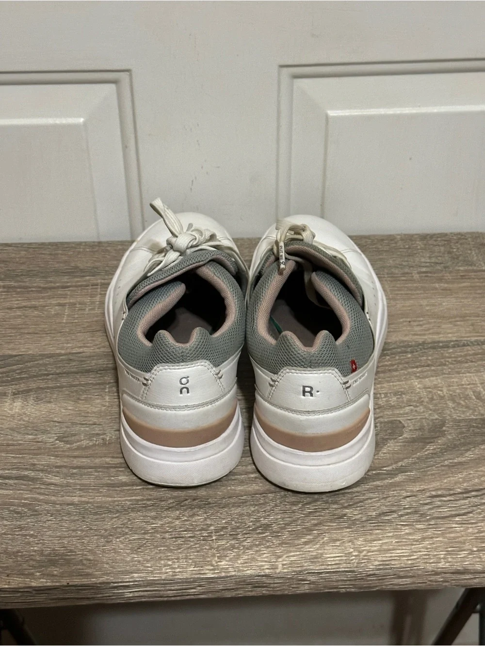 On Running Womens The Roger Cloud White Roseship Casual Run Sneakers Shoe Sz 10